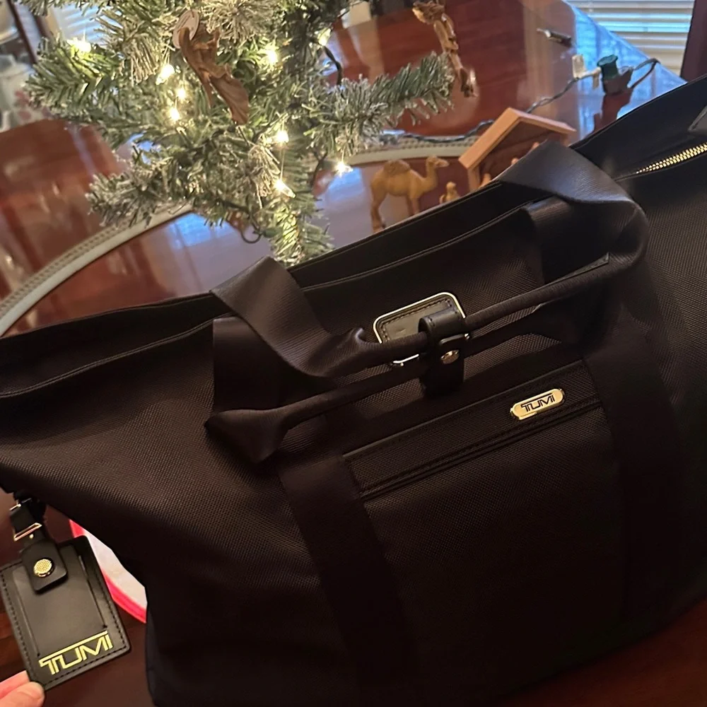 Tumi Gold and Black Duffel Bag New Without Tags great for summer travel 🧳 🏖️ ✈️